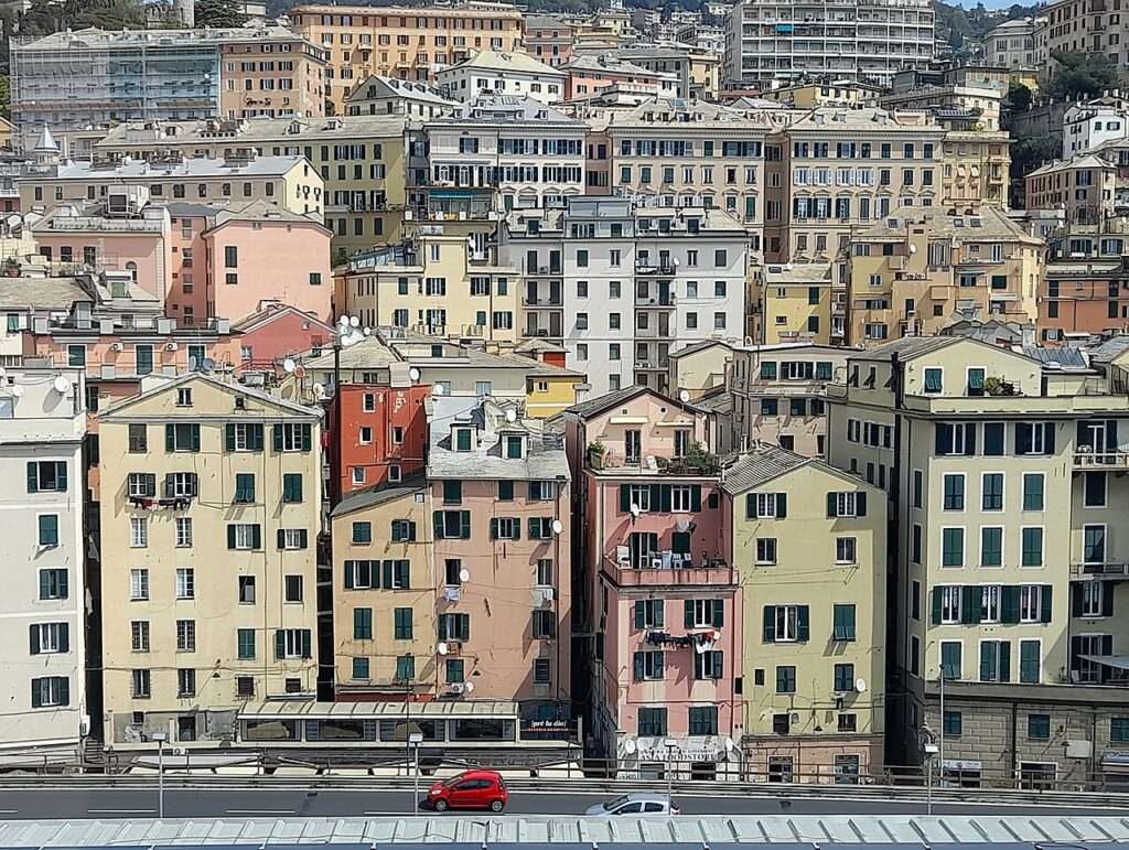 Genova, vista del fronte del porto con la sopraelevata (c) CC BY SA 4_0 Elisabetta Castellano Wikimedia Commons