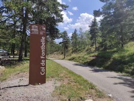 Géoparc de Paute Provence : Geoparco di Alta Provenza - Col de Fontbelle (c) CC BY SA 4_0 Cristophe Louis Wikimedia Commons