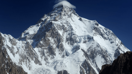“Intrappolati sul K2”, « Piégés sur le K2 » (c) CC BY-SA 4,0, Zacharie Grossen, Wikimedia Commons