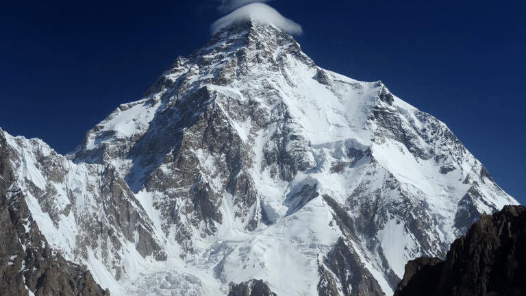 “Intrappolati sul K2”, « Piégés sur le K2 » (c) CC BY-SA 4,0, Zacharie Grossen, Wikimedia Commons