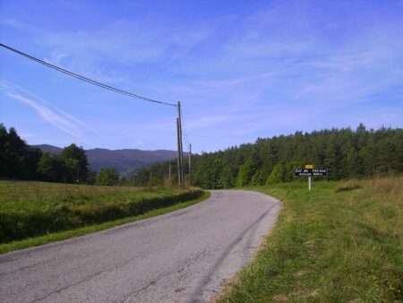 Il Col de Félines, il primo dei "Colli riservati" ai ciclisti nelle Alpi di Alta Provenza; le Col de Félines, le premier des « Cols réservés » aux cyclistes dans les Alpes de Haute-Provence (c) CC BY-SA 2.0, jpmgir, Wikimedia Commons