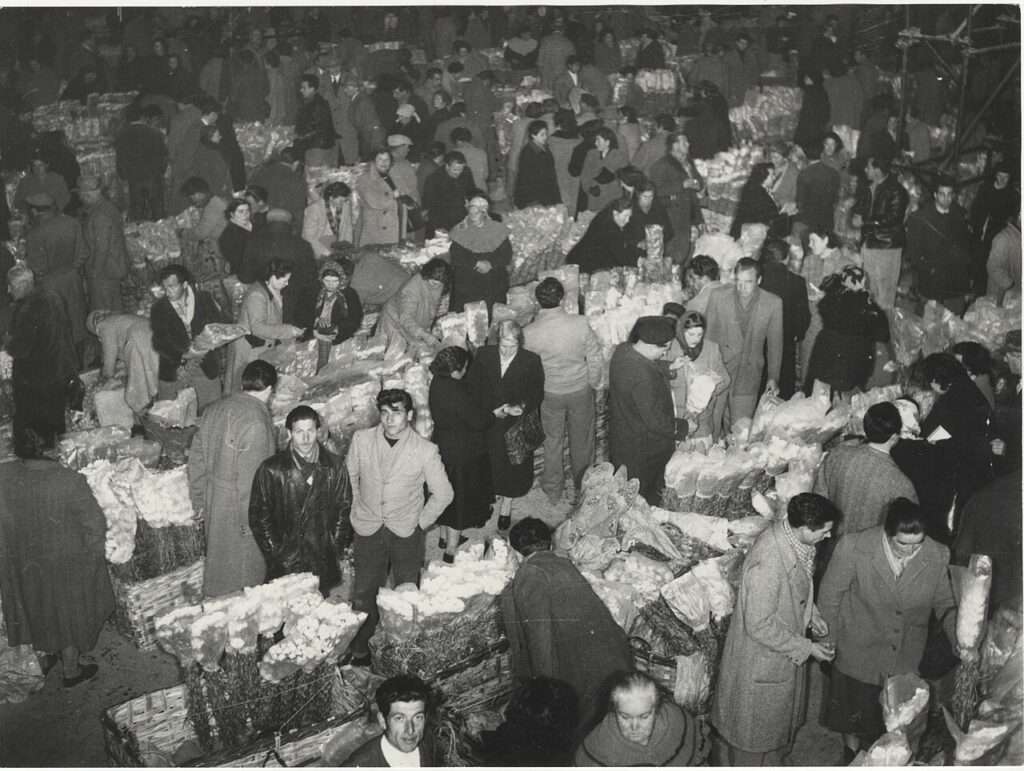 Il mercato dei fiori a Sanremo nel 1962 (C) CC BY SA 4-0 Touring Club Italiano Wikimedia Commons