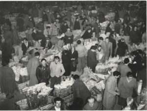 Il mercato dei fiori a Sanremo nel 1962 (C) CC BY SA 4-0 Touring Club Italiano Wikimedia Commons