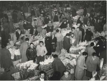 Il mercato dei fiori a Sanremo nel 1962 (C) CC BY SA 4-0 Touring Club Italiano Wikimedia Commons