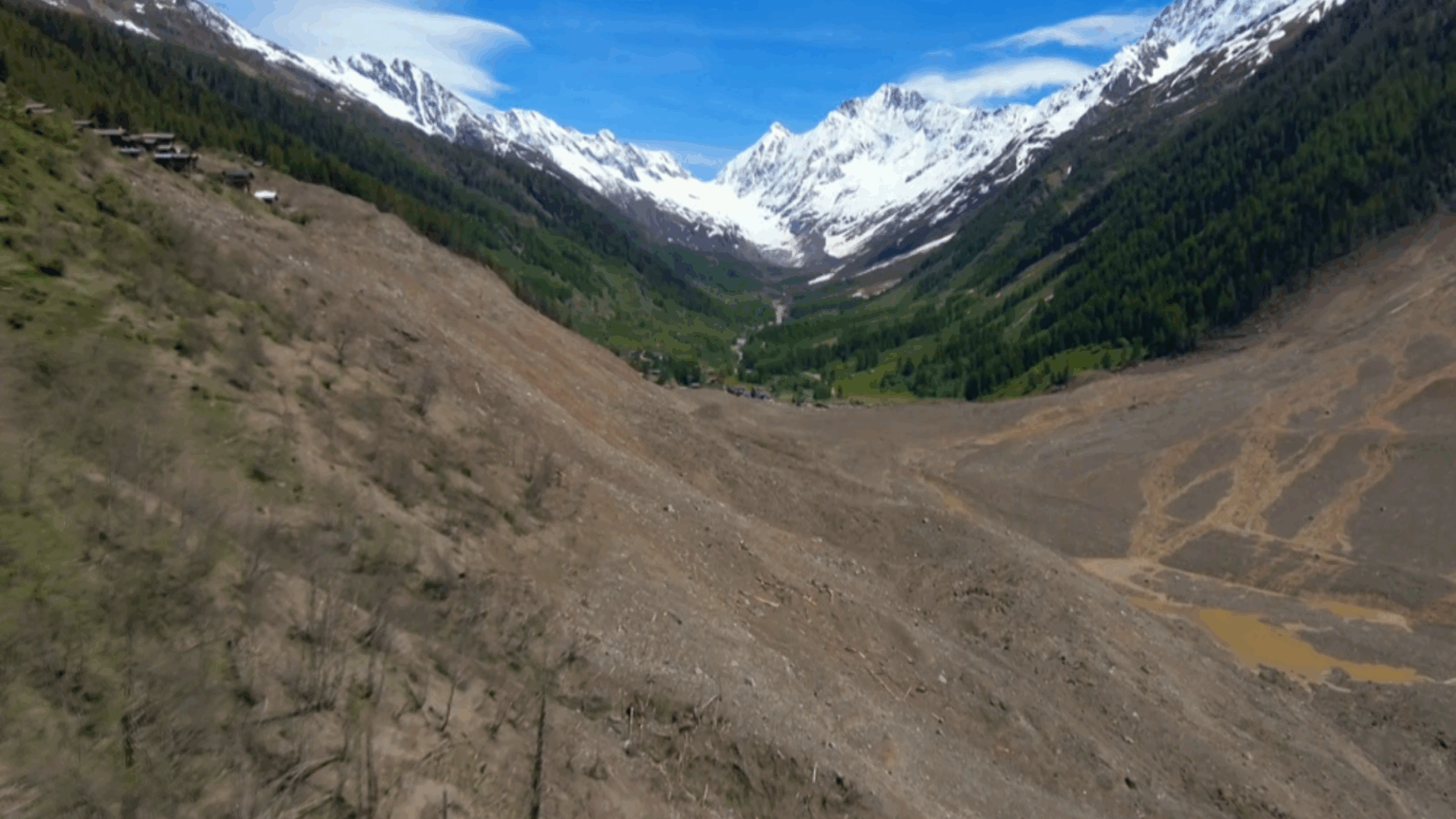 La situation en aval de Blatten au matin du 30 mai 2025, en attente de l'eau du Lonza (c) État du Valais