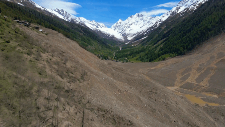 La situation en aval de Blatten au matin du 30 mai 2025, en attente de l'eau du Lonza (c) État du Valais