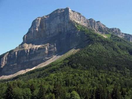 Le mont Granier, près de Porte de Savoie (c) CC BY SA 2_0 Guillaume BURLET Wikimedia Commons