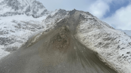 L'effrondrement du Kleines Nesthorn, qui se trouve sur le village de Blatten, en mai 2025 (c) Etat du Valais
