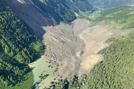 Lötschental dopo la frana su Blatten, 29 maggio 2025; Lötschental après l'éboulement sur Blatten, le 29 mai 2025 (c) État du valais
