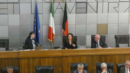 La presidente del Comitato delle Regioni al Consiglio regionale della Valle d'Aosta, il 7 maggio 2025 (c) Nos Alpes Enrico Martial