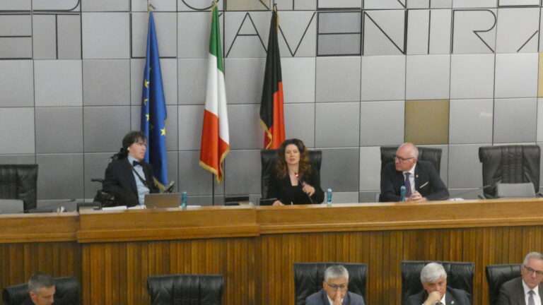 La presidente del Comitato delle Regioni al Consiglio regionale della Valle d'Aosta, il 7 maggio 2025 (c) Nos Alpes Enrico Martial