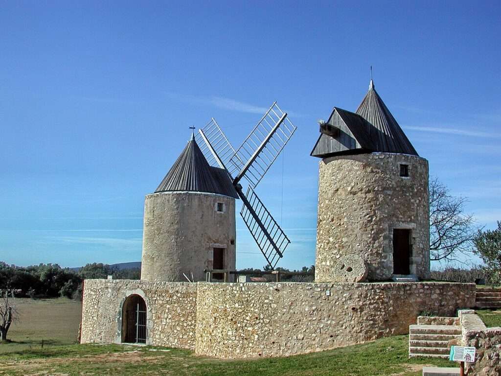 Regusse, moulins à vent (c) cc by sa 4 0 royonx wikimedia commons