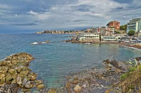 Spiaggia di Priaruggia e vista su Boccadasse - Genova (c) CC BY SA 3_0 Wikimedia Commons