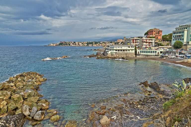 Spiaggia di Priaruggia e vista su Boccadasse - Genova (c) CC BY SA 3_0 Wikimedia Commons