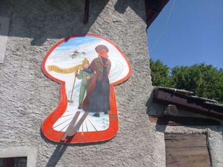 Particolare della meridiana sulla facciata del Museo del Costume e delle Tradizioni delle Genti Alpine, Pragelato (TO) (c) Anna Maria Colombo Nos Alpes