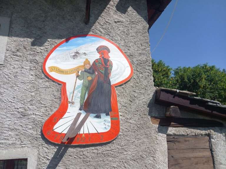 Particolare della meridiana sulla facciata del Museo del Costume e delle Tradizioni delle Genti Alpine, Pragelato (TO) (c) Anna Maria Colombo Nos Alpes