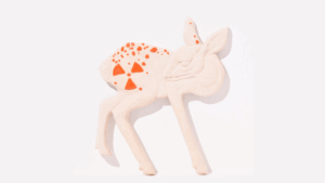 Chinagirl Tile, Bambi, 2021 Scultura in argilla cotta, ceramica smaltata e colla 29 × 22 cm Courtesy of the artist- Al forte di Bard per la mostra sulla Street Art / Au fort de Bard pour l'expo sur la Street Art