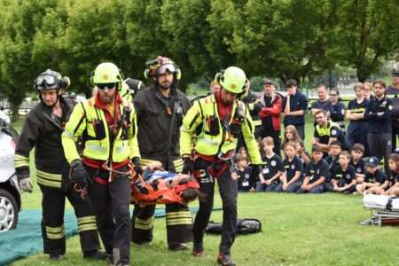 EXE 2025, l'esercitazione di protezione civile in Valle d'Aosta, con i ragazzi che osservano / EXE 2025, l'exercice de protection civile dans la Vallée d'Aoste, avec les jeunes qui observent (c) Région autonome Vallée d'Aoste