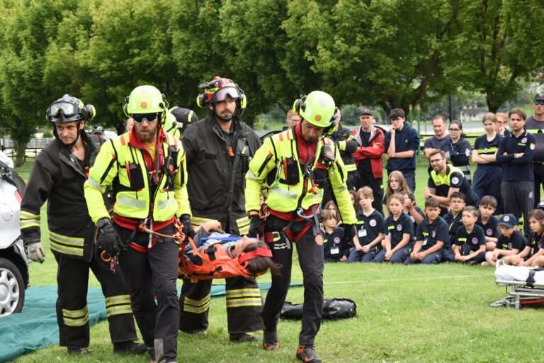 EXE 2025, l'esercitazione di protezione civile in Valle d'Aosta, con i ragazzi che osservano / EXE 2025, l'exercice de protection civile dans la Vallée d'Aoste, avec les jeunes qui observent (c) Région autonome Vallée d'Aoste
