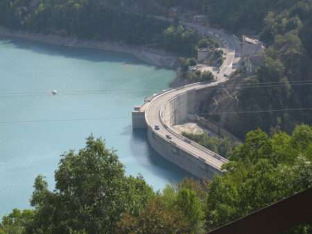 Diga - Barrage de Chambon (c) CC BY-SA 3_0 Thbz Wikimedia Commons