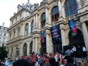 Fête de la Musique à Lyon avec des chants au Palais de la Bourse en 2018 - Una Festa della musica a Lione al Palazzo della Borsa nel 2018 (c) CC 1_0 public domain RomainBehar Wikimedia Commons