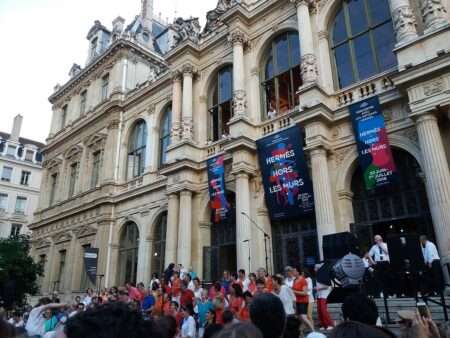 Fête de la Musique à Lyon avec des chants au Palais de la Bourse en 2018 - Una Festa della musica a Lione al Palazzo della Borsa nel 2018 (c) CC 1_0 public domain RomainBehar Wikimedia Commons