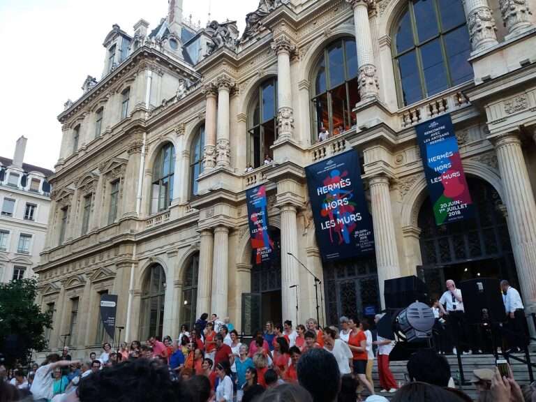 Fête de la Musique à Lyon avec des chants au Palais de la Bourse en 2018 - Una Festa della musica a Lione al Palazzo della Borsa nel 2018 (c) CC 1_0 public domain RomainBehar Wikimedia Commons