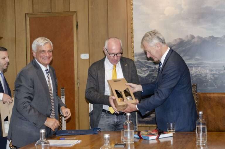 Hervé Gaymard, Renzo Testolin e Luciano Caveri ad Aosta il 22 luglio 2024 per l'ospizio del Piccolo San Bernardo (c) Nos Alpes Enrico Martial