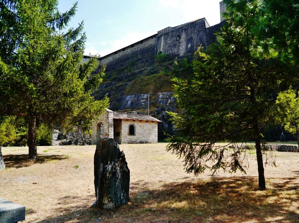 Le Fort d'Exilles avec sa chapelle sur le versant nord (c) CC BY SA 4_0 Zairon Wikimedia Commons