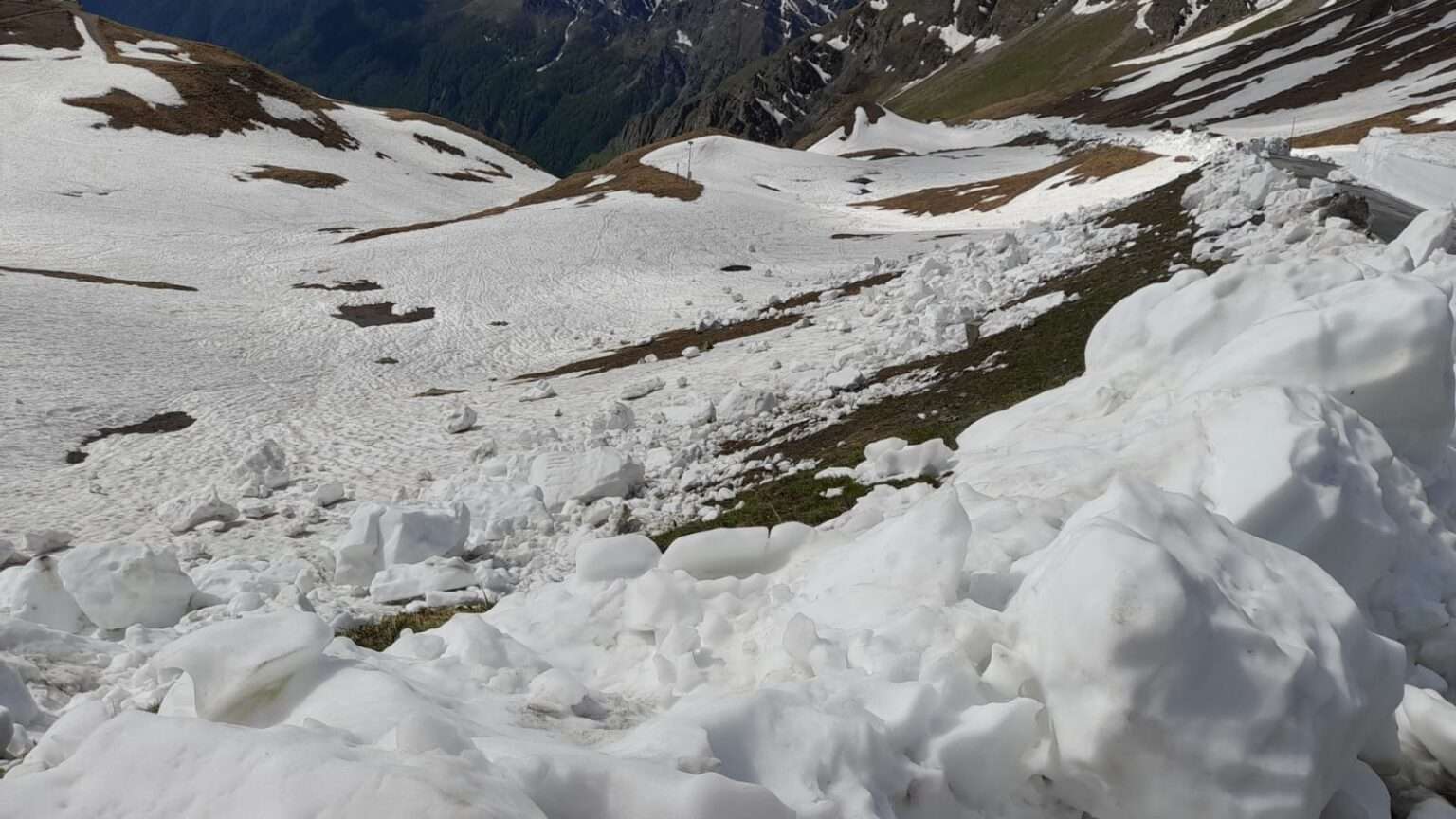Il colle dell'Agnello riaperto sul versante italiano dall'11 giugno 2025, la strada al colle (c) Provincia di Cuneo