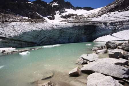 L'acqua e un ghiacciaio nelle Alpi L'eau et un glacier dans les Alpes - Goldbergkees, Salzburg in Austria (c) CC BY-SA 3_0 Ewald Gabardi Wikimedia Commons