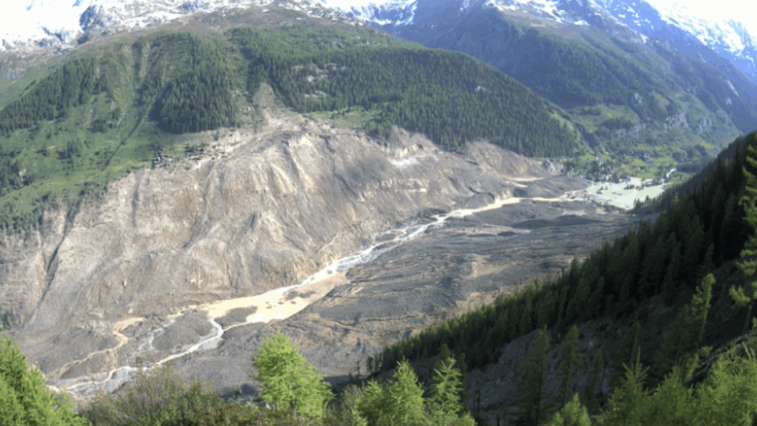 L'éboulement de Blatten, la rivière Lonza dépasse désormais les débris (c) État du Valais