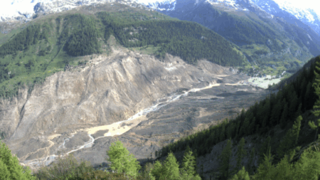 L'éboulement de Blatten, la rivière Lonza dépasse désormais les débris (c) État du Valais