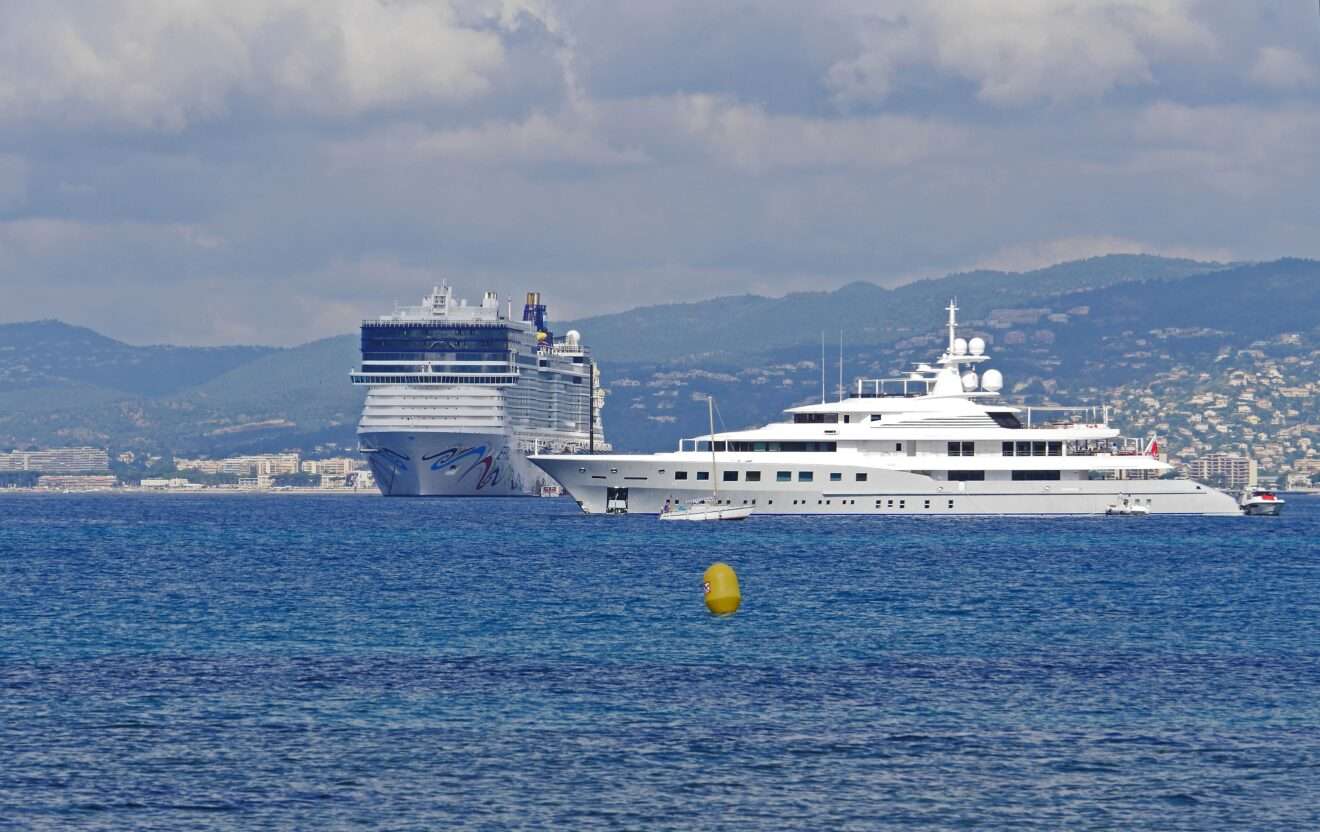 Paquebot de croisière dans la baie de Cannes en Côte d'Azur - Una nave da crociera al largo di Cannes in Costa azzurra (c) CC0 Public Domain PxHere