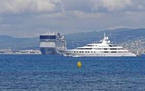 Paquebot de croisière dans la baie de Cannes en Côte d'Azur - Una nave da crociera al largo di Cannes in Costa azzurra (c) CC0 Public Domain PxHere