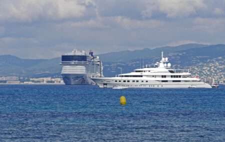 Paquebot de croisière dans la baie de Cannes en Côte d'Azur - Una nave da crociera al largo di Cannes in Costa azzurra (c) CC0 Public Domain PxHere