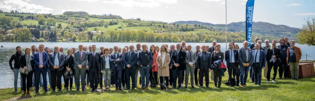 Photo de famille au seminaire de l'eau, à paladruì en avril 2024 (c) départment de l'isère a breysse