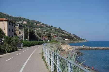 Pista ciclabile e ciclovia della Riviera dei fiori Piste cyclable et véloroute de la Riviera dei Fiori (c) CC BY-SA 4_0 Michael Schmalenstroer Wikimedia Commons
