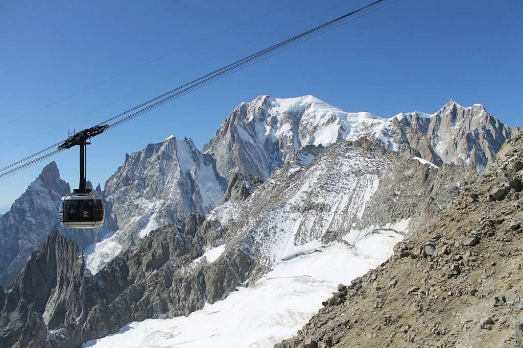 Skyway mont blanc sul lato valdostano sur le côté valdôtain (c) cc by sa 4 0 stegrifo27 wikimedia commons