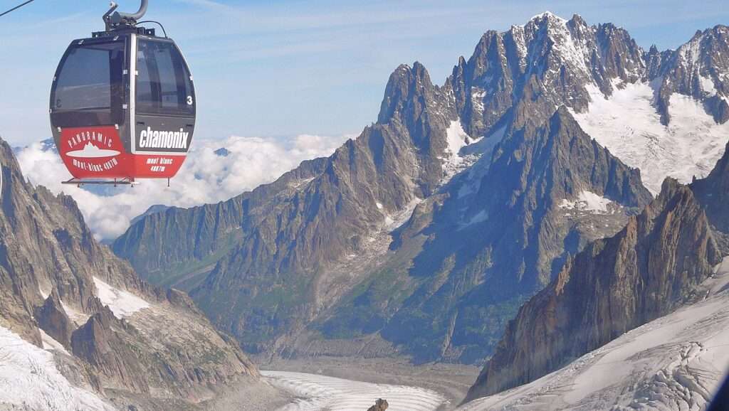 Télécabine entre l'aiguille du midiet et punta helbronner (c) cc by sa 3 0 ximonic simo räsänen wikimedia commons