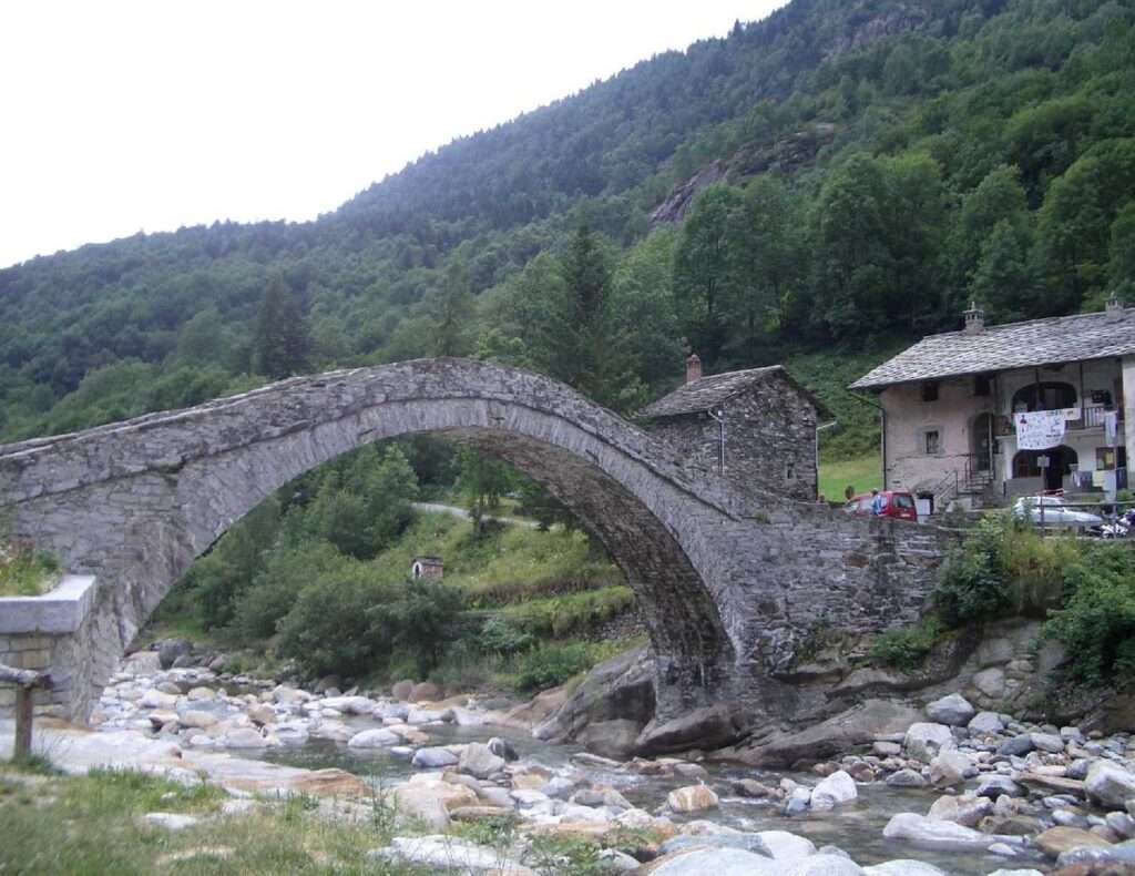 Traversella, ponte sulla Chiusella (c) CC BY-SA 3_0 Laurum Wikimedia Commons