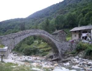 Traversella, ponte sulla Chiusella (c) CC BY-SA 3_0 Laurum Wikimedia Commons
