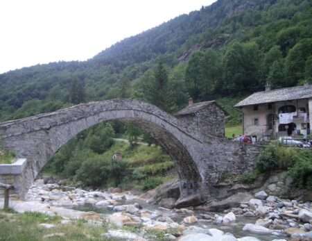 Traversella, ponte sulla Chiusella (c) CC BY-SA 3_0 Laurum Wikimedia Commons