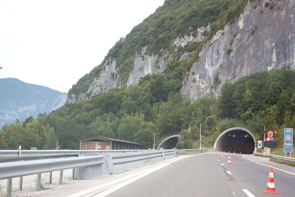 Tunnel de Vuache A40 (c) CC BY-SA Poudou99 Wikimedia Commons