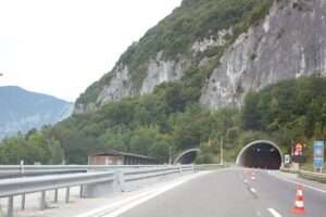 Tunnel de Vuache A40 (c) CC BY-SA Poudou99 Wikimedia Commons