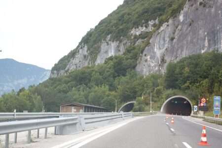 Tunnel de Vuache A40 (c) CC BY-SA Poudou99 Wikimedia Commons