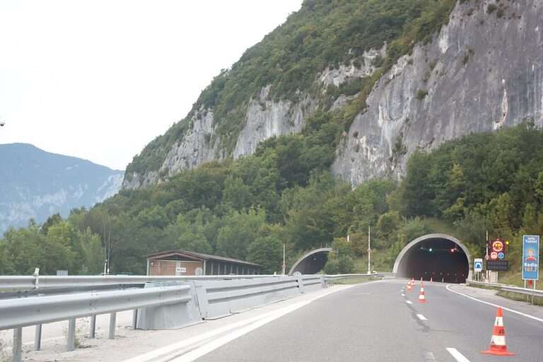 Tunnel de Vuache A40 (c) CC BY-SA Poudou99 Wikimedia Commons