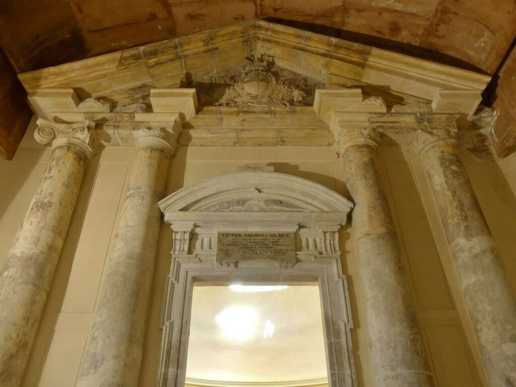 Ancien portail d'entrée des thermes d'aix les bains du xviiième (c) cc by sa 4 0 florian pépellin wikimedia commons