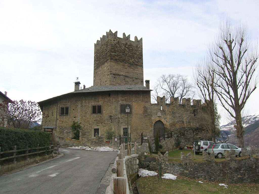 Château de tour de ville à gressan, en vallée d'aoste (c) cc by sa 3 0 patafisik wikimedia commons