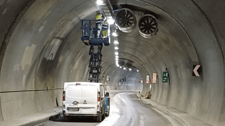 Gli ultimi lavori proseguono durante la notte al Tunnel di Tenda (c) ANAS